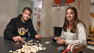 Der Spiele-Hit am Familientisch: Fabricio Fretes und Gastschwester Askja Glarner haben im Lockdown oft Rummikub zusammen gespielt. Bild Claudia Kock Marti