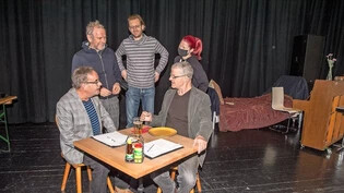 Probe: Alexander Muheim (links) und Oliver Krättli fetzen sich am Wirtshaustisch, während Regisseur Krishan Krone, Musiker Michael Dolić (Mitte) und Kostümbildnerin Annina Schmid amüsiert zuschauen.