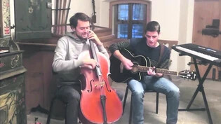 Vielseitig: Im Video aus dem Engadiner Museum in St. Moritz spielen Gian Andri Janett (links) und Mauro Caflisch ihre Hauptinstrumente, können aber noch viel mehr.