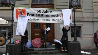 Mit Fridolina ins Jubiläumsjahr gestartet: Britta Scheunemann (Mitte) fordert ihre Mitstreiterinnen vom Aktionskomitee auf, das Logo zu enthüllen.