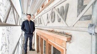 Feinarbeit: Giovanni Netzer auf dem Gerüst vor der Fassade des «Post Hotel Löwe».