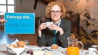 Frühstück mit Sozialbezug: Andrea Kauer tischt unterm Dach des Rätischen Museums Feines aus der Justizvollzugsanstalt auf.