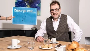 Espresso und Cantuccini: Der Bündner Gesundheitsdirektor Peter Peyer beim «Zmorga» in seinem Büro. «Ich arbeite nicht gut im Homeoffice», sagt er.
