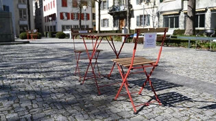 Sechs Tische und zwölf Stühle stehen auf dem Churer Regierungsplatz bereit. 