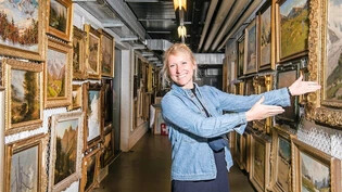 Sollen bald ans Licht kommen: Chantal Störmer mit einem kleinen Teil der Capauliana-Sammlung im unterirdischen Lager in Chur.