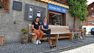 Neu im Dorfkern: Delia Landolt (links) und Jasmin Schläpfer beraten und betreuen Gäste von Elm Ferienregion am neuen Standort.