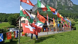 Im Zeichen der EM dekoriert: Ernst Küng zeigt sich gestern zuversichtlich für das Spiel Schweiz gegen Italien.