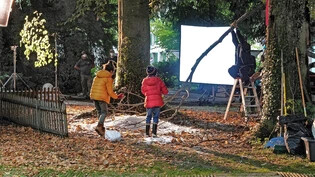 Achtung, Aufnahme! Ein Filmteam dreht im Volksgarten in Glarus im Auftrag des Detaillisten Coop und offenbar mit viel Aufwand einen neuen Werbespot.