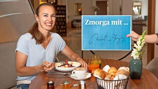 Zwischendurch schlemmen: Martina Hingis gönnt sich im «Grand Resort Bad Ragaz» eine Waffel mit Rahm und Früchten.