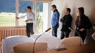 Frisch renoviert: Hotelbesitzer Hans-Jörg Marti (links) erklärt, welche Überlegungen beim Bau der Zimmer angestellt wurden, und zeigt, was sich im Restaurant geändert hat und gleich geblieben ist. 