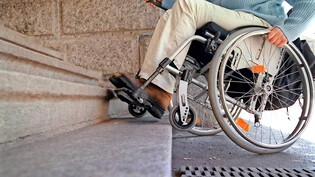Alltagshürden: Menschen mit einer Behinderung treffen in ihrem Alltag auf viele Hindernisse. Pro Infirmis Graubünden sucht mit einem Wettbewerb nach Lösungen für diese Alltagshürden.
