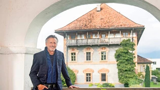 Unter eigener Regie: Beat Kilchenmann (im Bild) hat das Obere Schloss in Zizers in fünf Etappen seit 2003 saniert und modernisiert.
