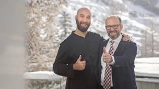 Mitja Birlo, Koch des Jahres, und Hotelbesitzer Remo Stoffel (rechts), anlässlich der Auszeichnung zum «Koch des Jahres» in Vals.