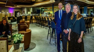 Glanzvoll: In der neuen Lobby freuen sich die Hotelbesitzer Christoph, Felix und Myriam Schlatter.