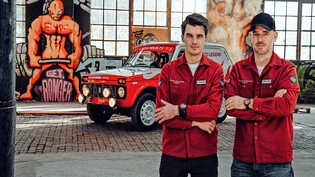Sladjan Miljic (links) und Mario Jacober werden an der Dakar Rallye in Saudi-Arabien als «Red Legend Team» teilnehmen. Ihr Fahrzeug ist ein russischer Lada Niva, den sie innerhalb eines Jahres umgebaut und vorbereitet haben.