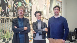 Vor dem ab jetzt zu bestaunenden Werk «Apocalypso» stellen Stephan Kunz (links), Nicole Seeberger und Damian Jurt vor, was die Besuchenden des Bündner Kunstmuseums dieses Jahr alles erwartet.