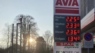 Man reibt sich die Augen: Am Mittwoch kosten Benzin und Diesel an der Avia-Tankstelle an der Zürcherstrasse in Uznach 25 Rappen mehr als noch am Vortag.