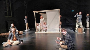 Radikale Experimente: Das Top-Ensemble des Jungen Theaters Graubünden bringt Literatur über das Aussteigen auf die Bühne und stellt sie gleichzeitig infrage. 