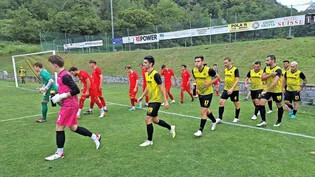Es kann losgehen; Mattia Cathieni (Nummer 17) und seine Teamkollegen von Valposchiavo Calcio betreten das Feld in Campascio.
