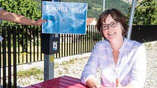Misslungener Picknickplatz: Ludmila Seifert auf der Rastbank am umkämpften Areal des historischen Gutshofs «Zur Kante» in Chur.