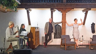 Die «Zauberflöte» als Opern-Kabarett: Bettina Dieterle und Andrea Zogg (Mitte) werden in der Klibühni in Chur musikalisch begleitet von Reto Senn (links) und Marco Schädler.  