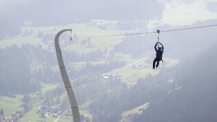Adrenalinkick ist vorprogrammiert: Die Seilrutsche ist über 1,7 Kilometer lang und überwindet einen Höhenunterschied von 470 Metern. 