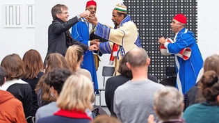 Im Bündner Kunstmuseum fand ein Konzert im Rahmen der Ausstellung von Corsin Fontana statt. Zu den Besonderheiten der Ausstellung gehört die Integration von nordafrikanischer Musik. Im Bild tanzt die Gruppe Bana mit dem künstlerischen Direktor des Museums, Stephan Kunz (links). 
