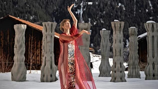 Härtetest: Bonnie Paskas, welche die Hauptrolle im neuen Origen-Stück spielt, posiert mit einer ersten Version ihres Kostüms der Kaiserin im Schnee vor der Villa Carisch in Riom.