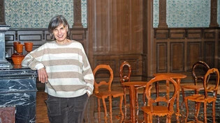 Könnte bald zerfallen: Ursula Palla vor ihrem Werk mit dem Namen «Karamellzimmer» in einem Salon der Villa Planta, dem alten Teil des Kunstmuseums.