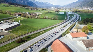 Wenn schon Stau, dann so: Bund, Kanton und Vertreter der A-13-Regionen verfolgen das Ziel, den Verkehr auf der A13 zu behalten und den Ausweichverkehr in die Dörfer zu verhindern.