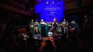 Jung und unkonventionell: Das Musikerkollektiv Nubiyan Twist eröffnet mit Sängerin Ria Moran im St. Moritzer «Dracula Club» die 15. Ausgabe des Festival da Jazz. 