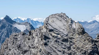 Wo einst die Dinos lebten: Geologe und Paläontologe Silvana Thüring und Rico Stecher arbeiten gesichert vom Bergführer Walter von Ballmoos an der steilen Felsplatte unterhalb vom Gipfel.  