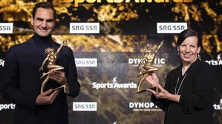 «Er – der Weltstar und ich – die aus Elm»: Als Vreni Schneider an den Sports Awards auf Roger Federer trifft, kann sie es selber kaum glauben – dabei wird sie selber zur grössten Schweizer Sportlerin der letzten 70 Jahre gewählt. Bild:Keystone