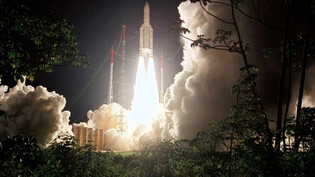 Auge im All: Eine Ariane-5-Rakete der europäischen Raumfahrtagentur beim Start in Französisch Guyana – sie trägt einen Satelliten in den Orbit. Solche können helfen, die Fruchtbarkeit von Glarner Böden zu bestimmen. 