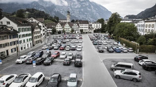 Wohin mit den Autos? Der Gemeinderat von Glarus will den Zaunplatz autofrei machen. Eine Tiefgarage darunter ist ihm aber zu teuer.