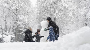 Spass im Schnee: Einen Schneemann zu bauen, wird in vielen Teilen Graubündens in der Weihnachtszeit wahrscheinlich nicht möglich sein.