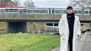 Auf der Reise: Auf der Fahrt mit dem Zug von Chur nach Giessen in Deutschland macht Asa Hendry einen Zwischenstopp in Zürich