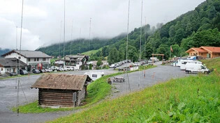 Grossprojekt in Klosters Dorf: Auf dem Parkplatz der Madrisabahn stehen die Profilstangen für das Tourismusresort «Ober Ganda».