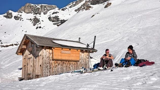 Touristenmagnet: Zwei Wintersportler ruhen sich beim Hanegg-Hüttli in Elm aus.