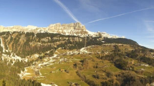 Sonnige und gleichzeitig düstere Aussichten vom Nussbüel aus: Den Schnee muss man im Wintersportgebiet Braunwald allmählich suchen.
