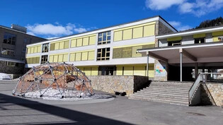 Jetzt entscheidet das Stimmvolk: Der Davoser Grosse Landrat hat den mit Kosten von 17,5 Millionen verbundenen Ausbau dieses Zwischentrakts der Schulanlage Davos Platz einstimmig genehmigt.