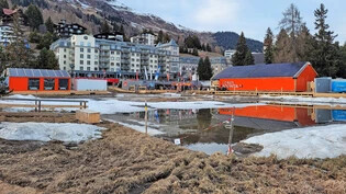 Nicht nur optisch umstritten: Beim Seehofseeli in Davos Dorf wurden diesen Winter Temporärbauten für den mehrmonatigen Partybetrieb «Secret Mountain» aufgestellt.