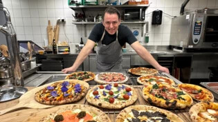 Frisch aus dem Ofen: Koch Stefan Schüller bereitet seine Pizzen mit Bierteig zu.
