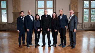 «Die Gemeinde lebt aktuell von ihrer Substanz»: Der Gemeinderat von Glarus um Präsident Peter Aebli (Mitte) sieht das Rechnungsergebnis selber kritisch. 