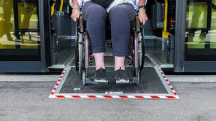 Barrierefrei: Züge und Busse müssen bis Ende Jahr auch für Rollstühle leicht zugänglich sein. 
