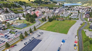 Totale Umgestaltung geplant: Der Bahnhof von Davos Dorf soll Richtung Seehofseeli verschoben und das grosse Areal des Parsennparkplatzes überbaut werden.