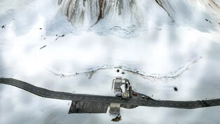 Flüelapass: Gebrochenes Eis und rausgedrücktes Wasser nach einer Lawine beim Schottensee.