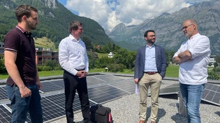 Mit der Solaranlage im Hintergrund gegen das Klimaschutzgesetz: Remo Goethe (von links), Peter Rothlin, Thomas Tschudi und Hans Jenny machen Abstimmungskampf auf dem Dach von Jennys Bäckerei.