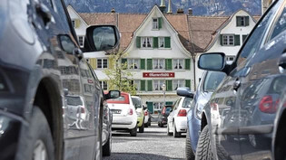 Wird es jetzt verstanden? Das Parkregime in Glarus hat zwar den Ruf, übermässig kompliziert zu sein. Die Zahl der Bussen sinkt aber seit 2022 stetig.  