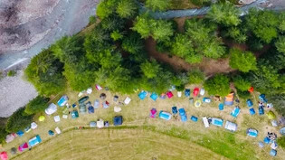Blick von oben: Das Open Air Cavaglia lädt Musikfans zum Feiern und Schlafen im Freien ein. Das Bild zeigt die Campingzone der letztjährigen Ausgabe des Festivals.